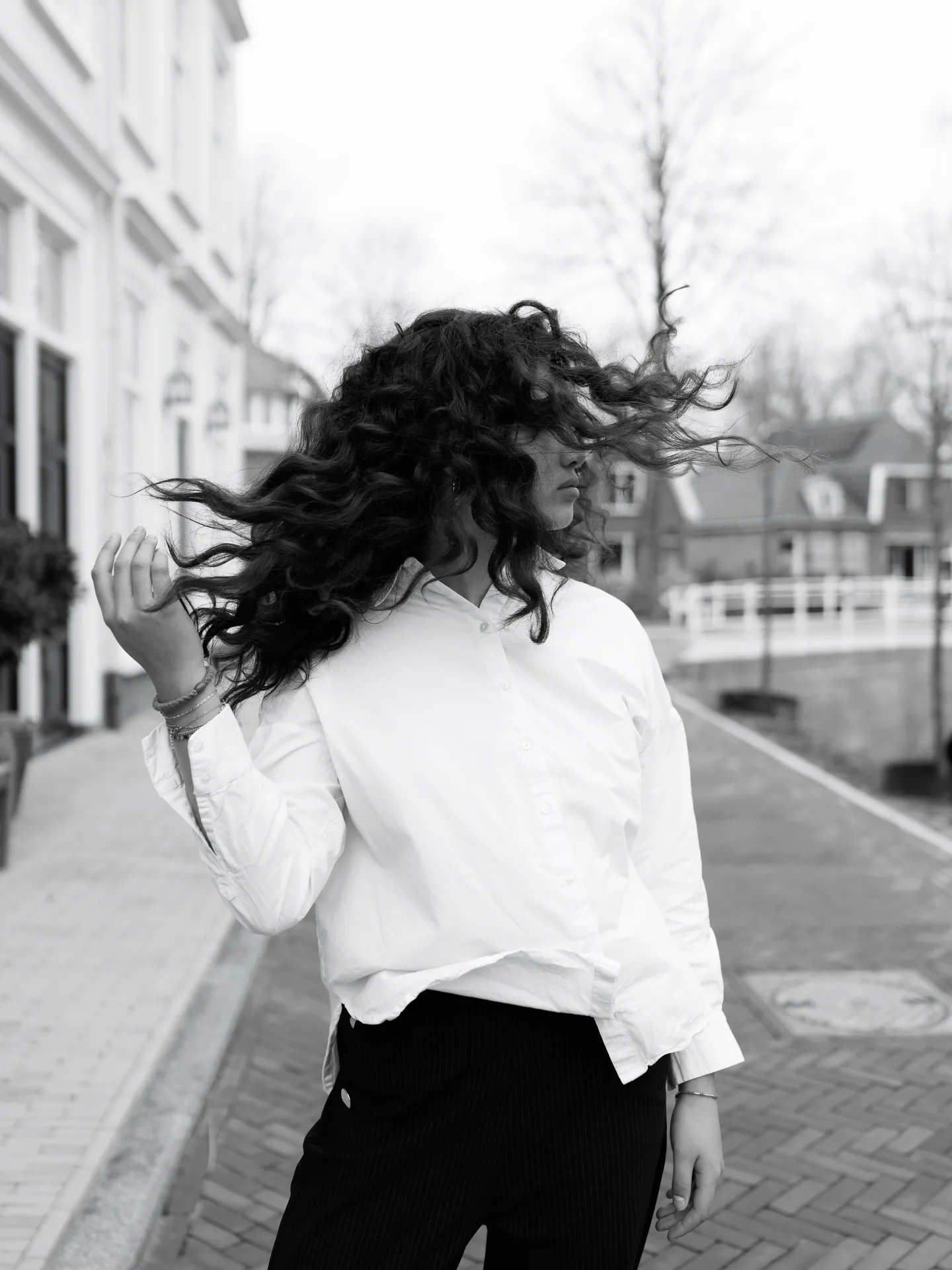 Krullend haar met extensions in beweging