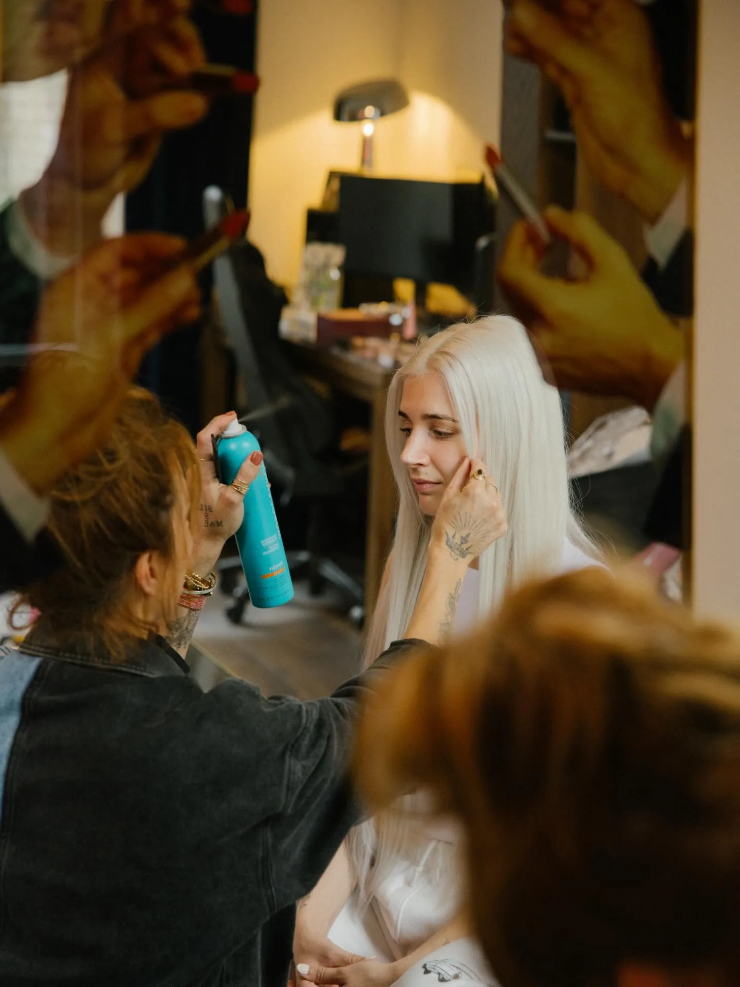 Stylist aan het werk in de salon van HarenMajesteit
